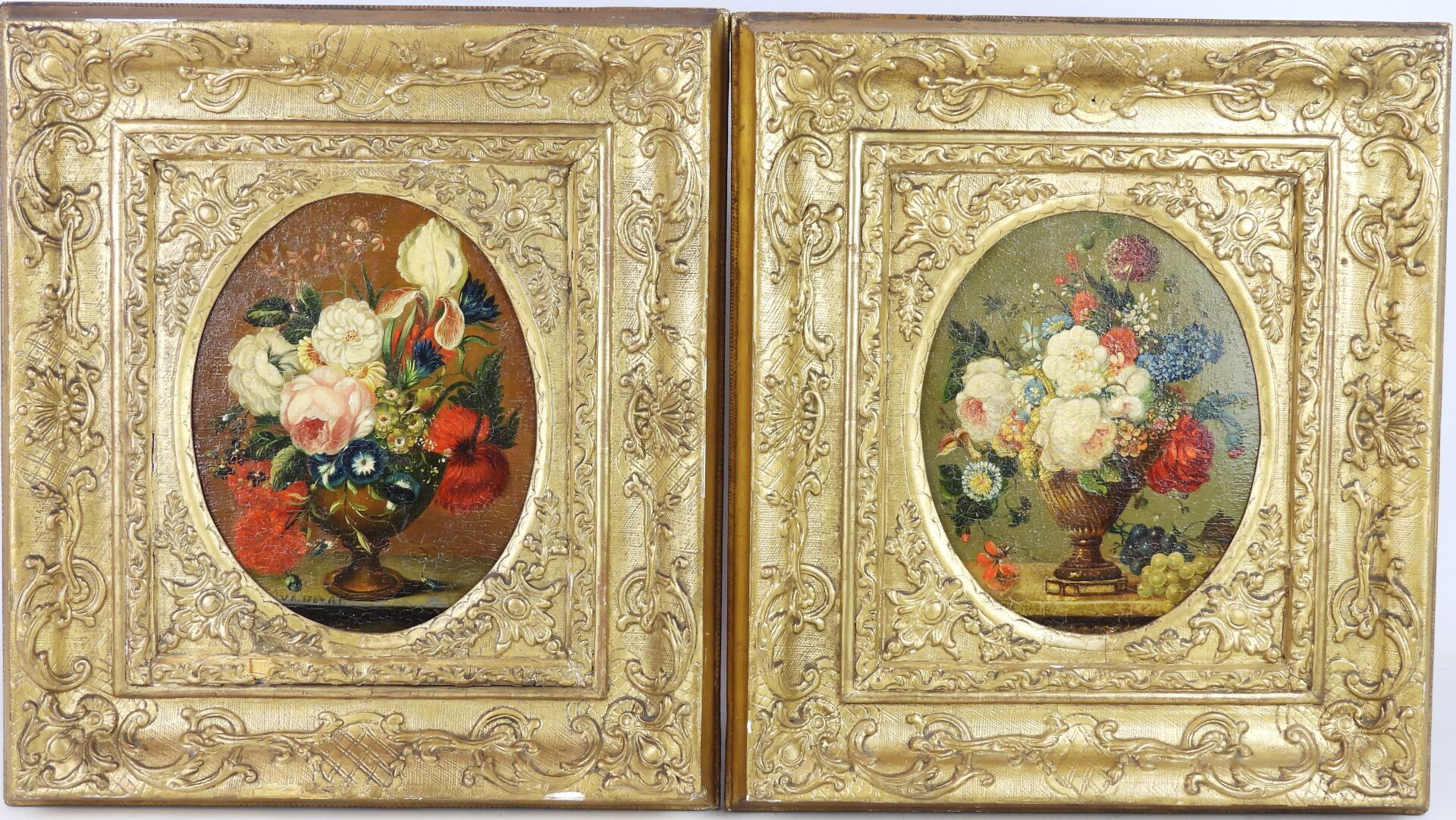 Null 19世纪法国学校：带花束的静物画。两幅油画板上的椭圆形视图，形成一个挂件，表现了放置在夹板上的花束，具有17世纪静物画的风格。装在拿破仑三世时期的木雕&hellip;