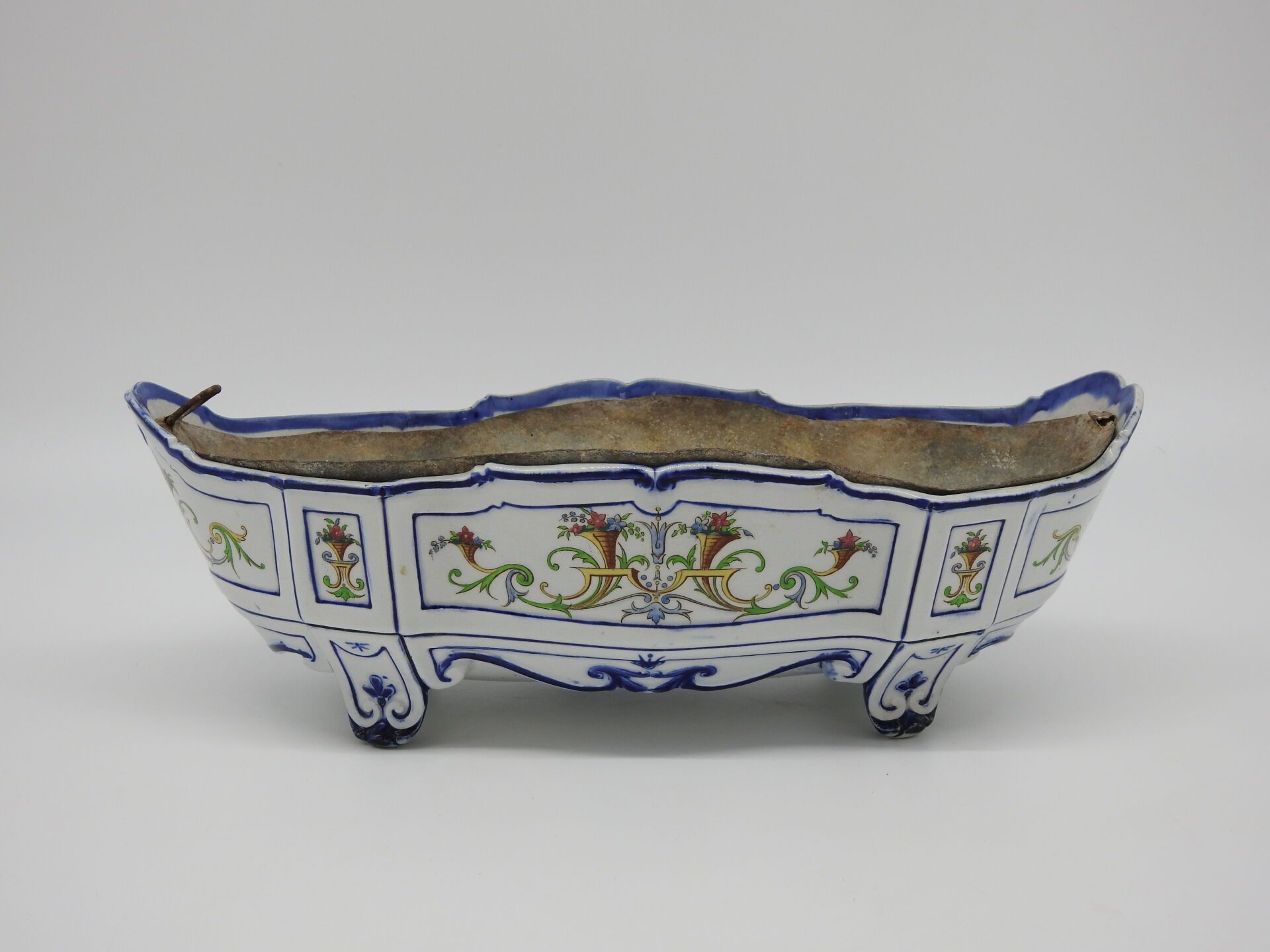 Null SARREGUEMINES: 陶制花盆，上面有多色的花角和风格化的交错装饰。锌衬里。11 x 32,5 x 17 厘米