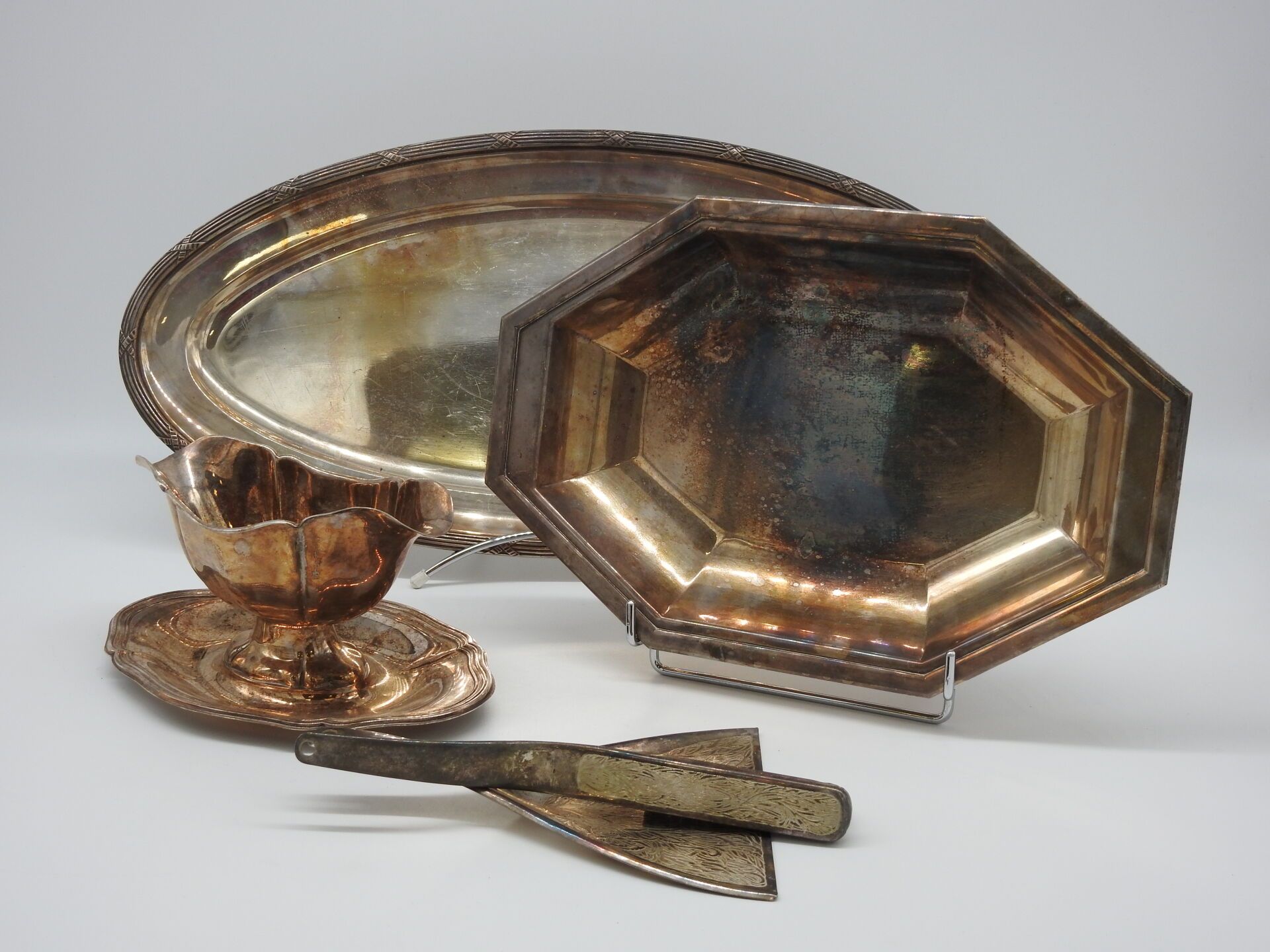 Null LOT en métal argenté comprenant un plat ovale à décor de tors de ruban, un &hellip;