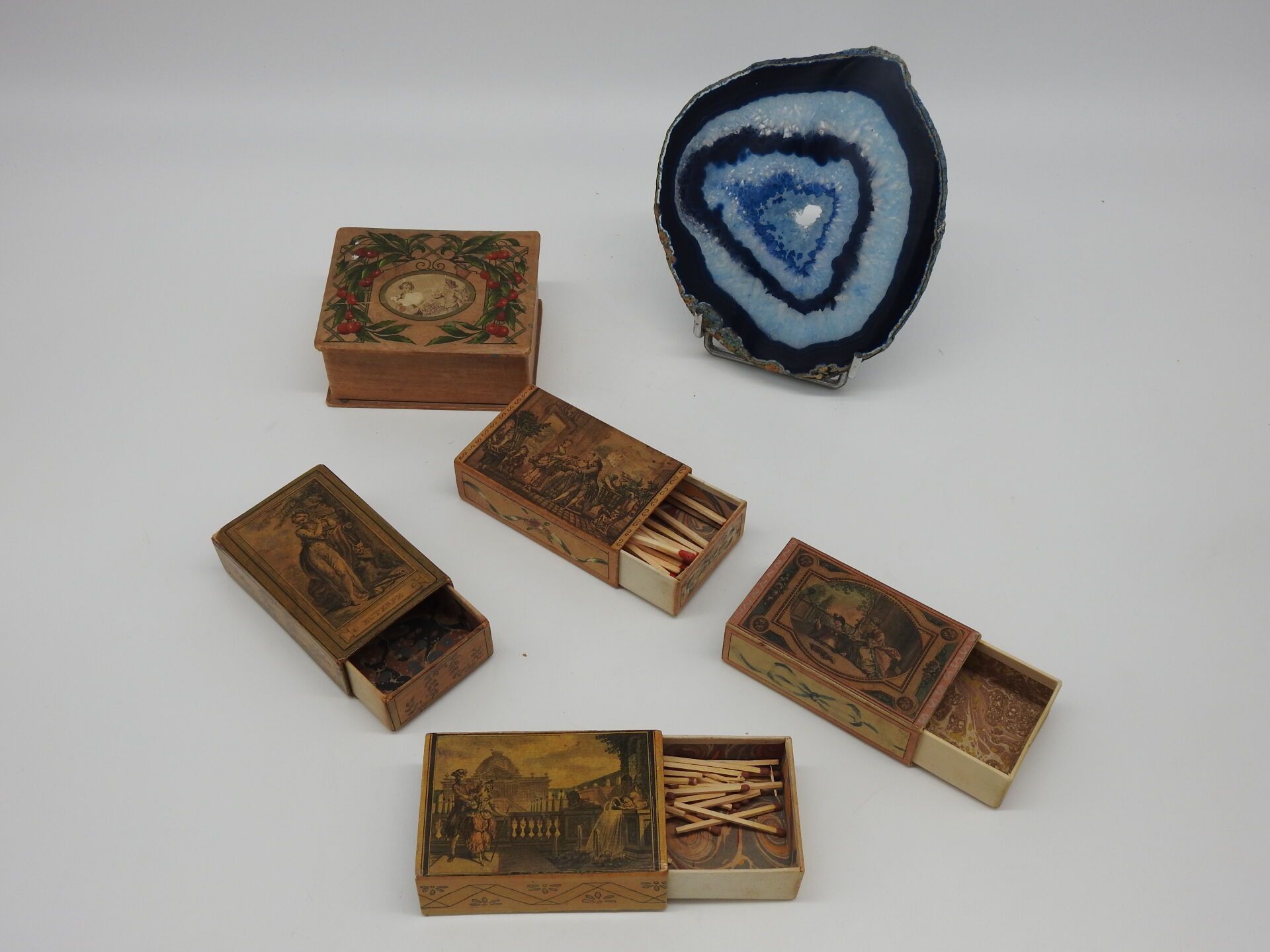 Null LOT comprising four matchboxes in cardboard and paper with illustrated cut-&hellip;