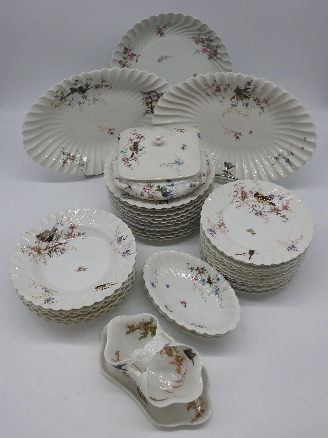 Null HAVILAND制造（仿照Louis MAJORELLE的模式）：54件瓷器晚餐服务的一部分，有花、鸟和蝴蝶的多色装饰，包括12个餐盘，11个大盘，6&hellip;