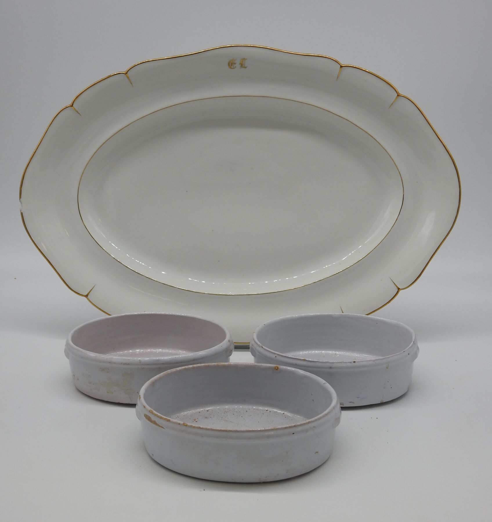 Null PARIS : Grand plat de service en porcelaine blanche et réhauts dorés, le bo&hellip;