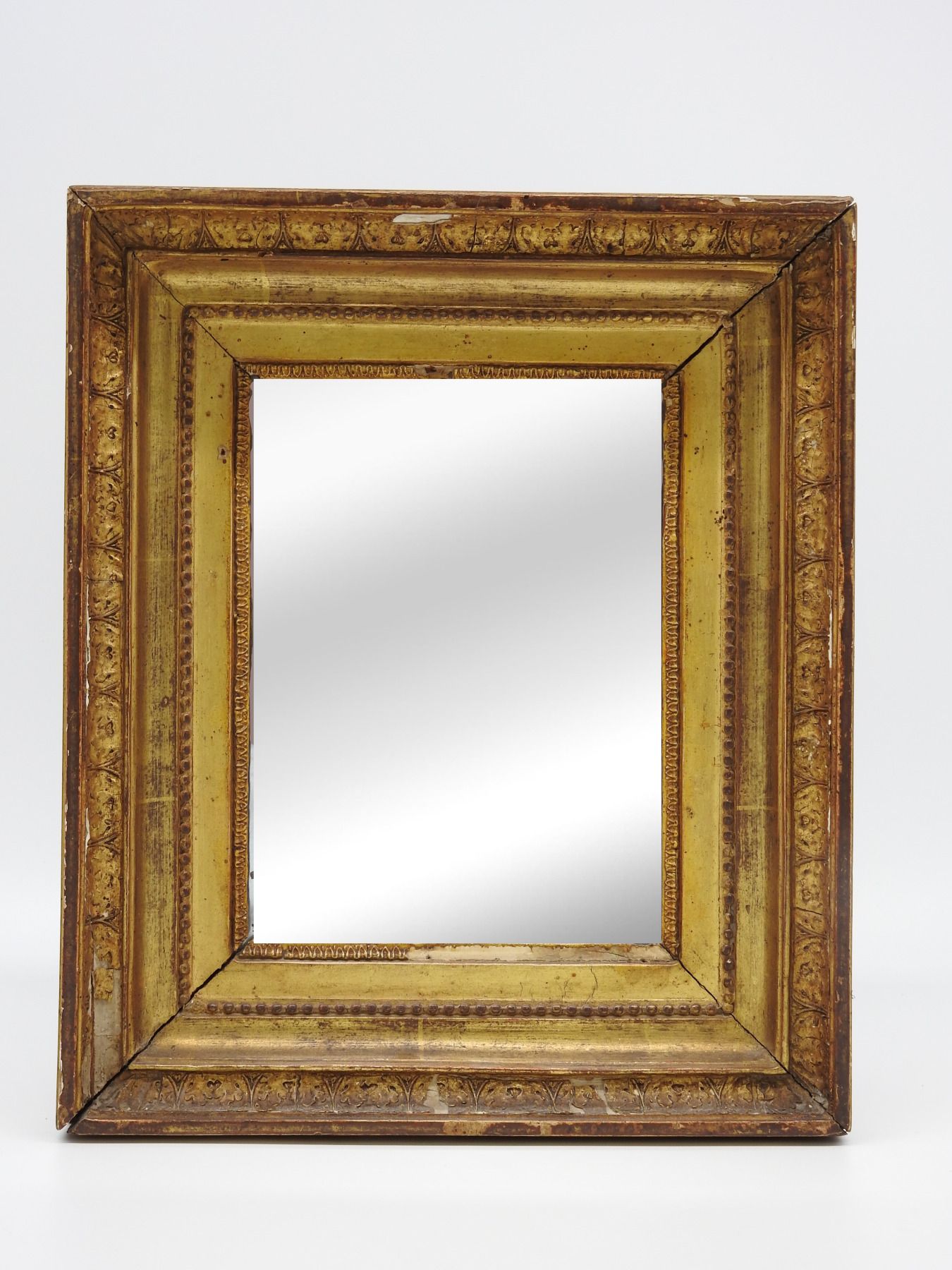Null Piccolo specchio in legno dorato con palmette e fregi. XIX secolo. 34 x 28,&hellip;