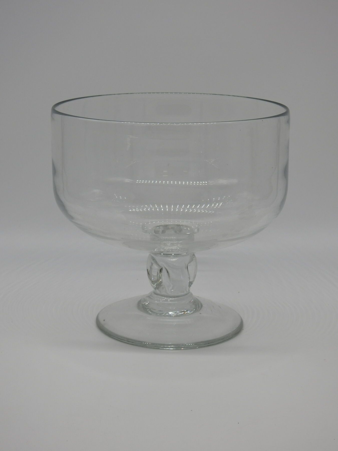 Null 重要的是圆形吹制玻璃杯的脚。19世纪。高26.5厘米，长27厘米。一些磨损和撕裂。