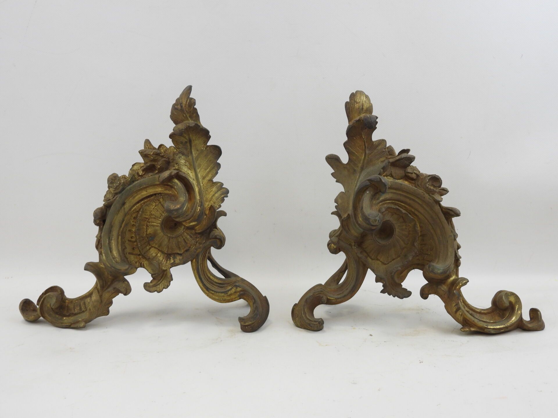 Null PAIR OF CHENETS in gilt bronze with rocaille decoration. Height : 30 cm.