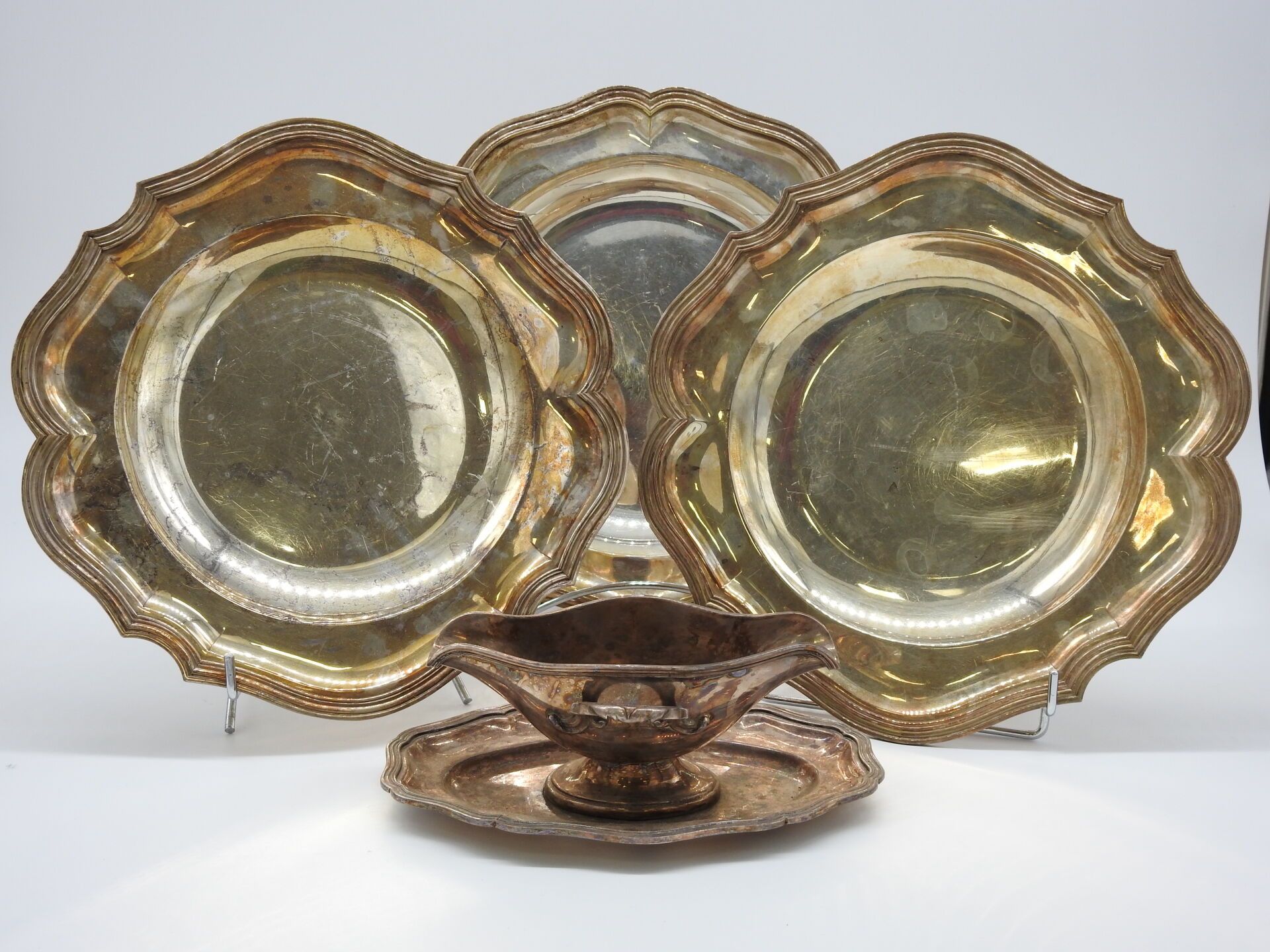 Null 一组镀银陶器，包括一对带扇形边缘的盘子，一个深盘和一个酱缸。D.33,5和35厘米。长24.5厘米的酱船。磨损和小震荡