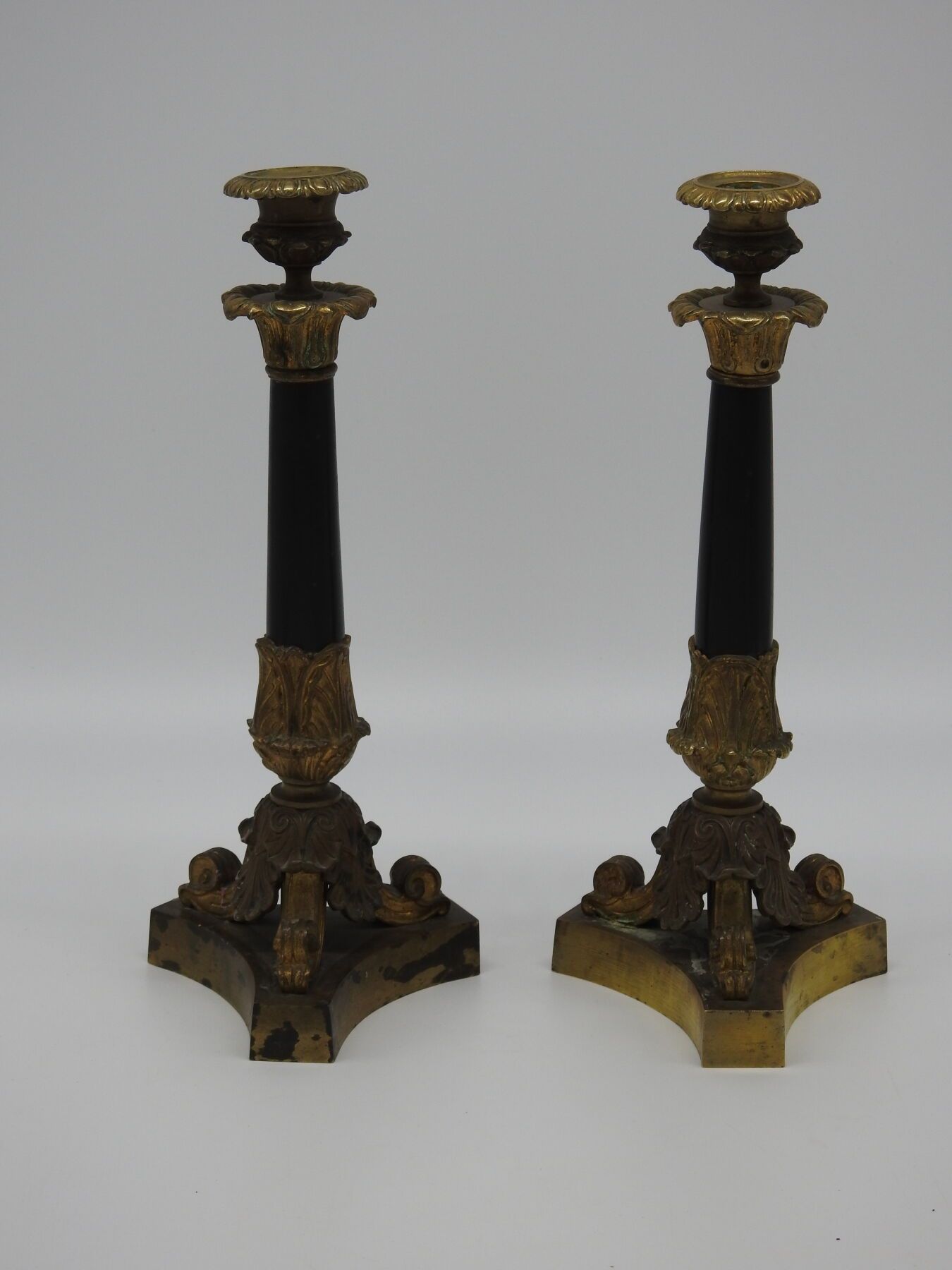 Null PAIRE DE BOUGEOIRS en bronze, le fût en colonne à patine noire sur un piète&hellip;