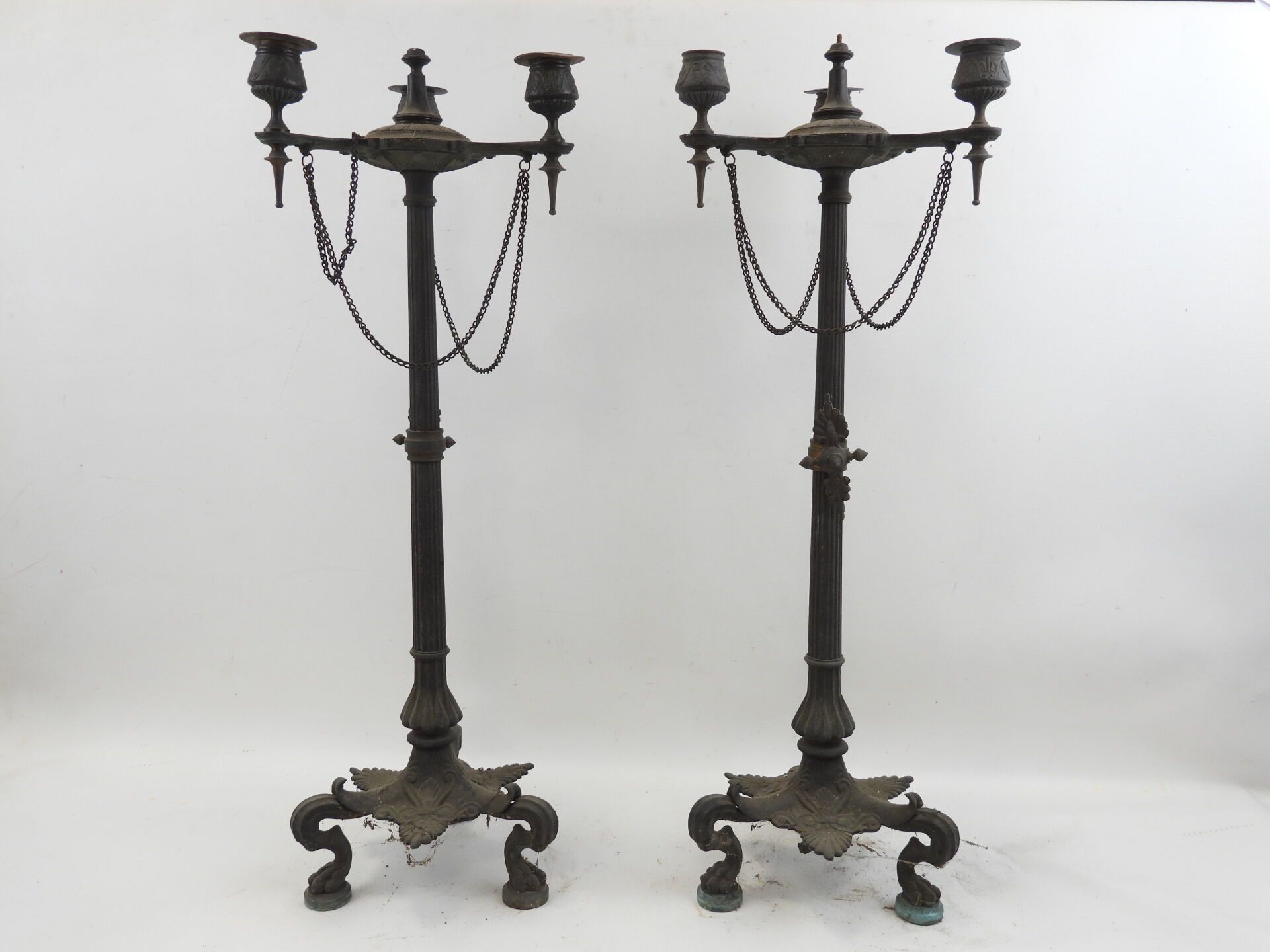Null 一对老式鎏金铜烛台，有凹槽的轴，放在一个三脚架的底座上。高度：61厘米。缺少一个灯芯。