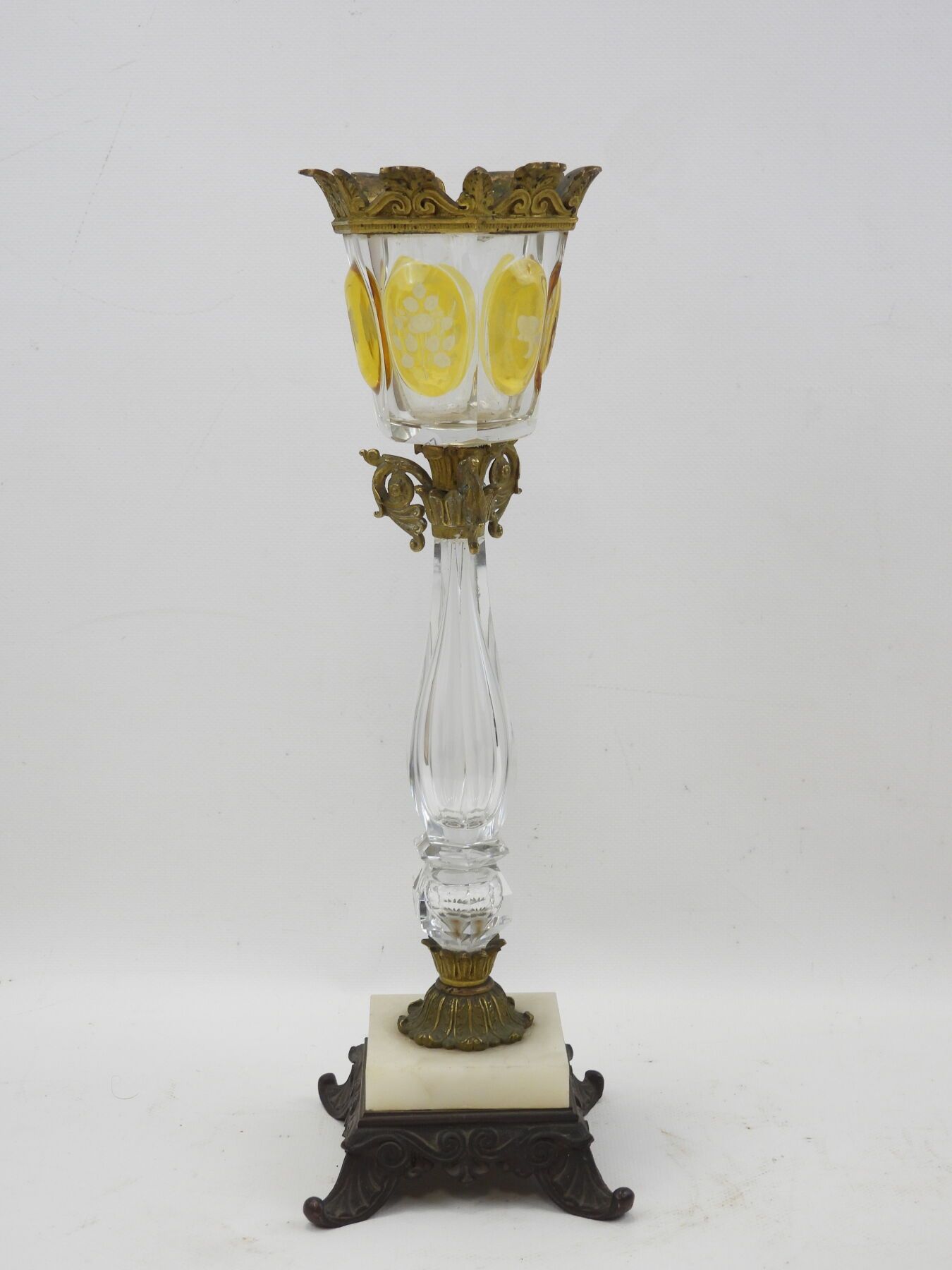 Null 一个高色彩和切割的水晶杯，上面刻有花朵和昆虫，镀金和铜化的青铜安装。19世纪。高度：38厘米。