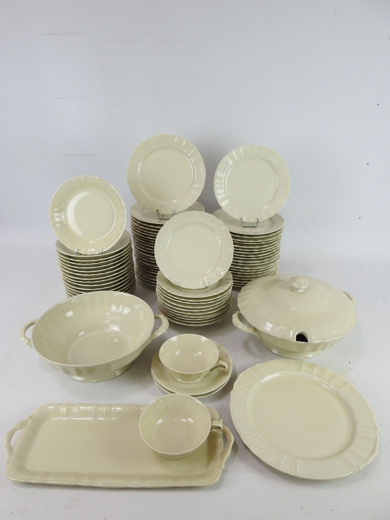 Null LIMOGES - BERNARDAUD and Company : Part of table service including 78 piece&hellip;