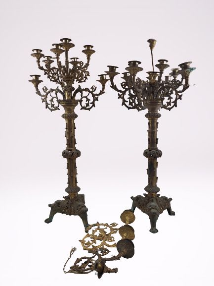 GRANDE PAIRE de CANDELABRES en bronze anciennement doré à décor de rinceaux. Hau&hellip;