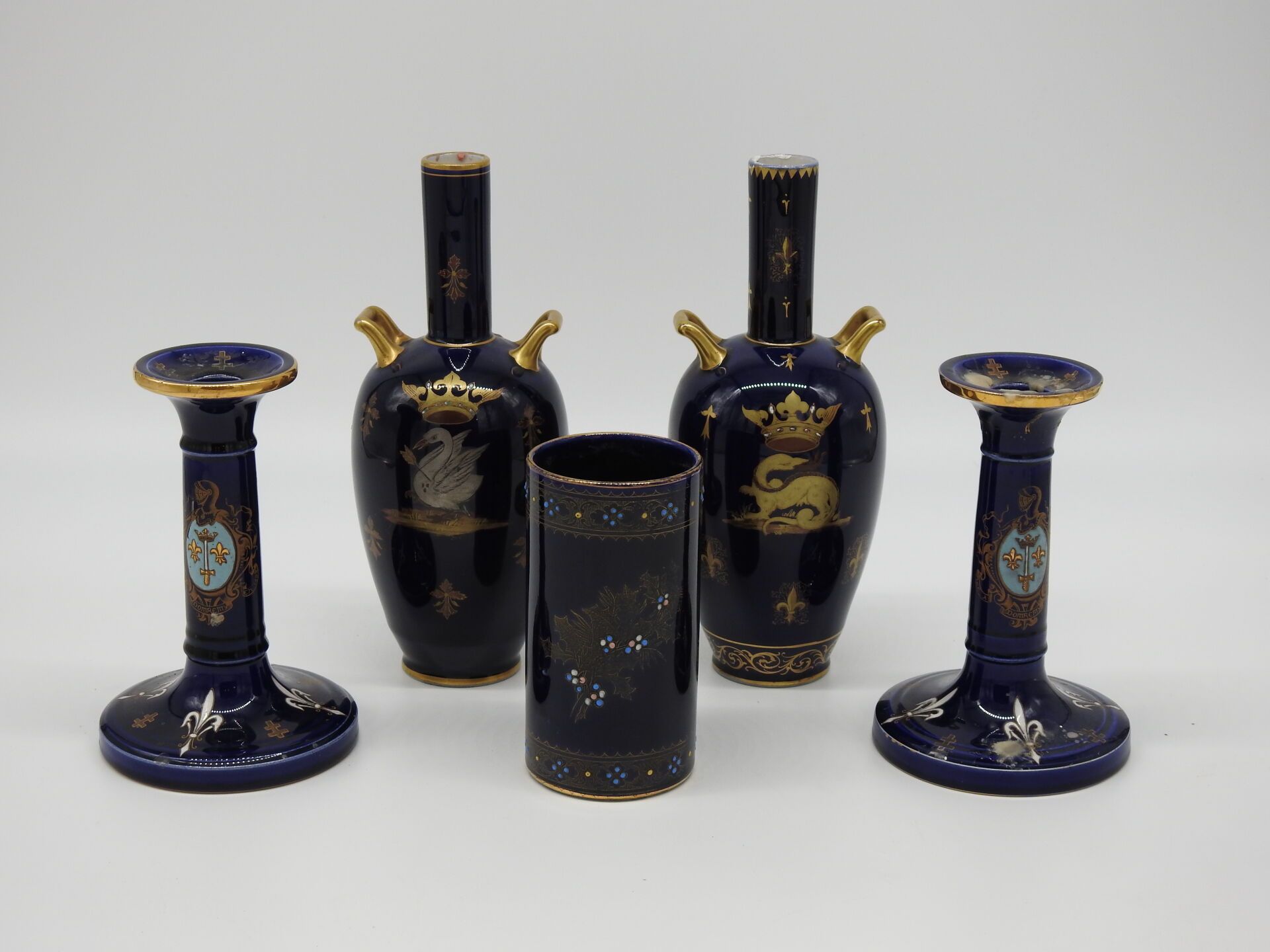 Null 古斯塔夫-阿什（1856-1911）制造厂 - 图尔：两个蓝瓷花瓶，可以组成一对，上面有皇冠天鹅被箭射穿的纹章和皇冠大鲵的纹章。高25厘米。一对蓝色陶&hellip;