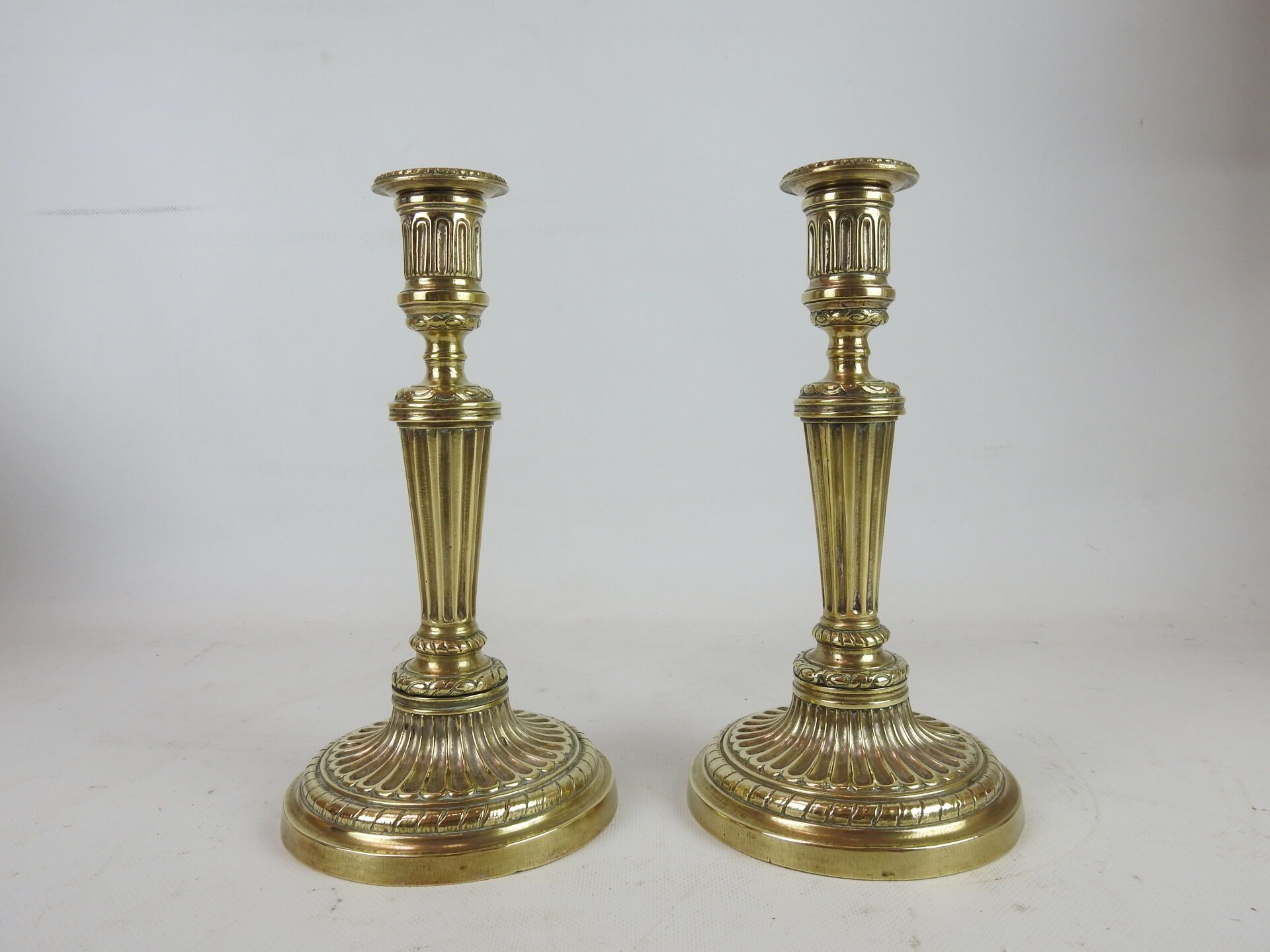 Null PAIR OF FLAMBEAUX in brass, Louis XVI period. Height : 26 cm.