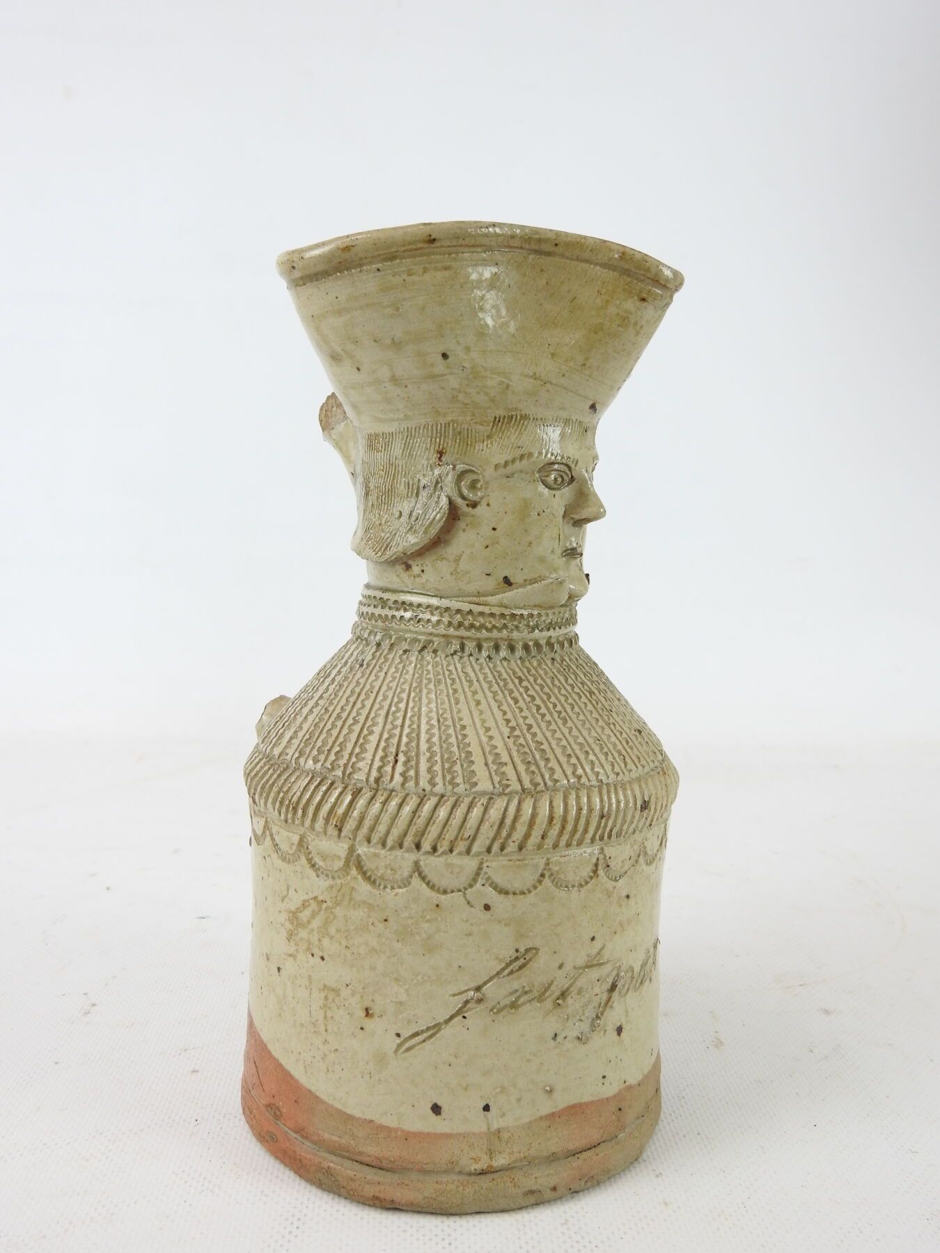 Null TALBOT Marie (1814-1874) : 炻器拟人壶，名为 "La Borne"，米色釉面，显示一个带着三角帽的男人。签名："Fait p&hellip;