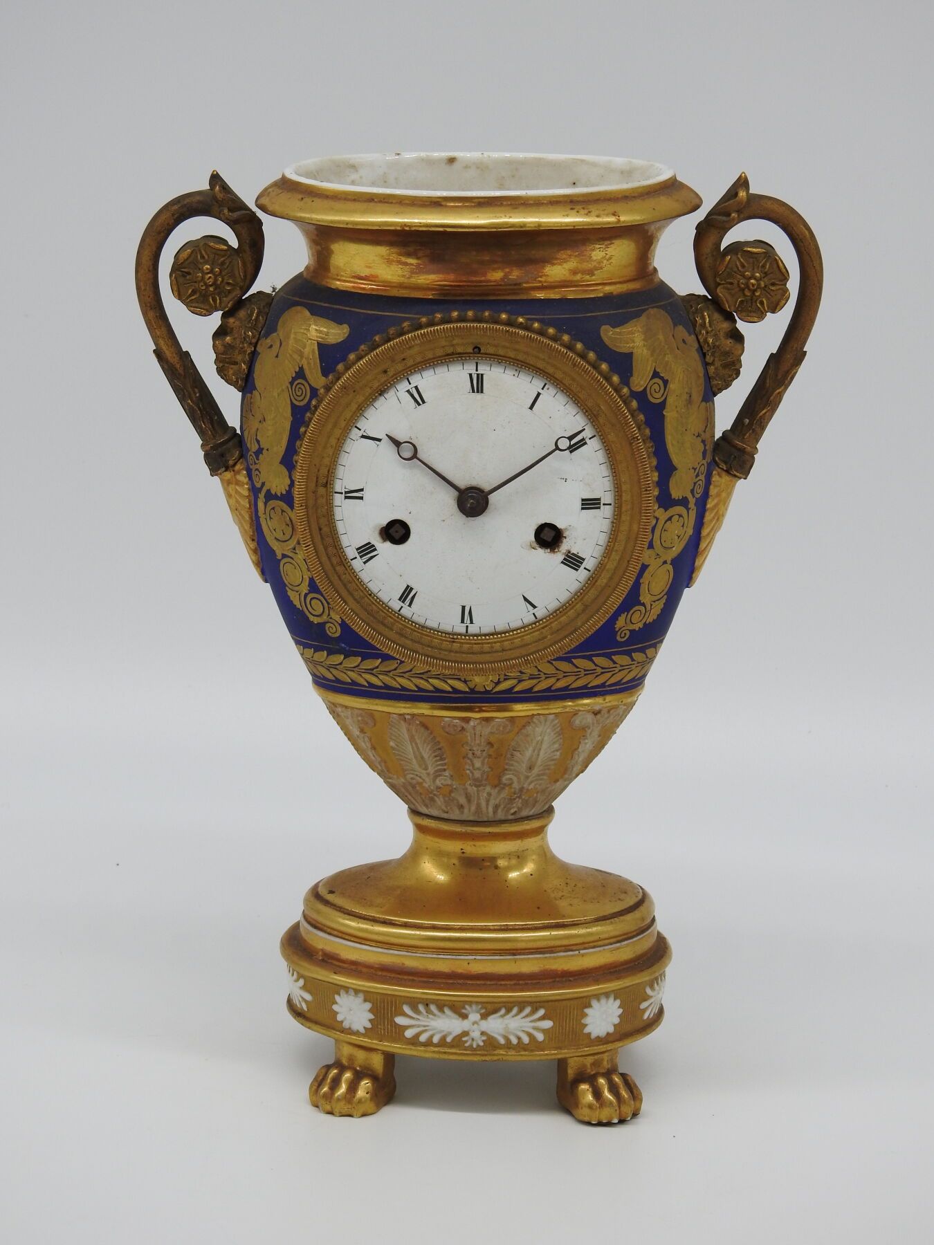 Null PARIS : Pendule en forme de vase balustre en porcelaine bleue et or et déco&hellip;