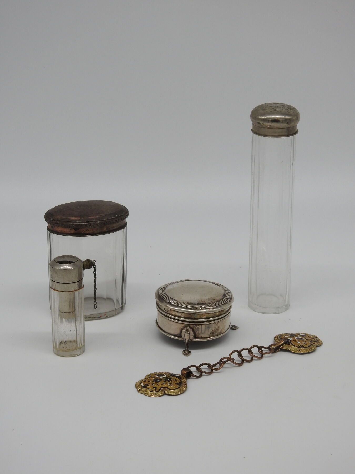 Null LOT comprising three elements of toiletries in cut crystal and silver plate&hellip;