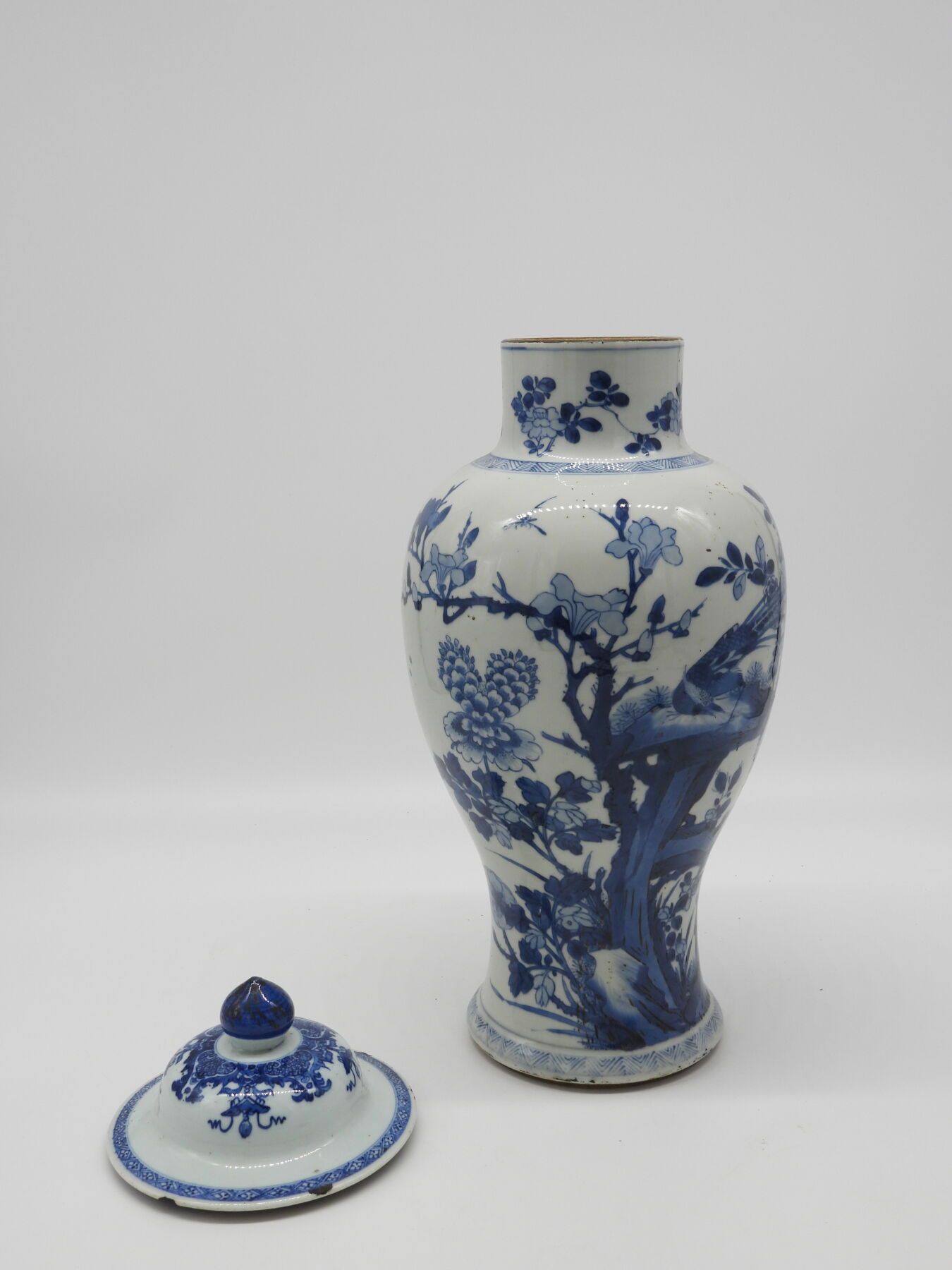 Null 中国：珐琅彩瓷瓶，白色-蓝色装饰。高度：43厘米。

附上一个类似模型的盖子。

小碎片