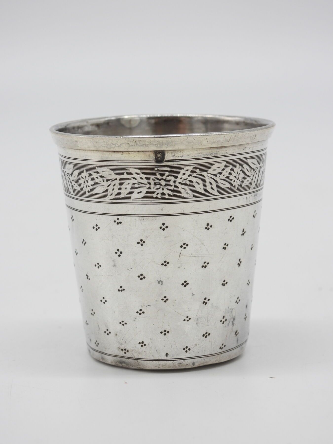 Null TIMBALE in silver (950°/°°) with engraved decoration of plant elements and &hellip;