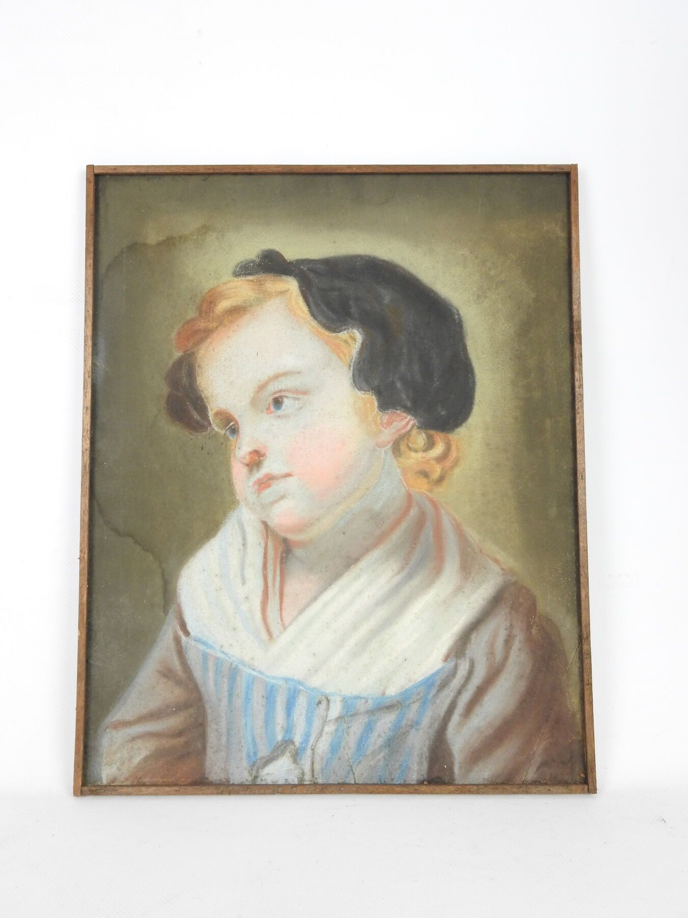 Null 18世纪末至19世纪初的法国学校。一个孩子的肖像。粉笔画。40x32cm。湿气污渍。