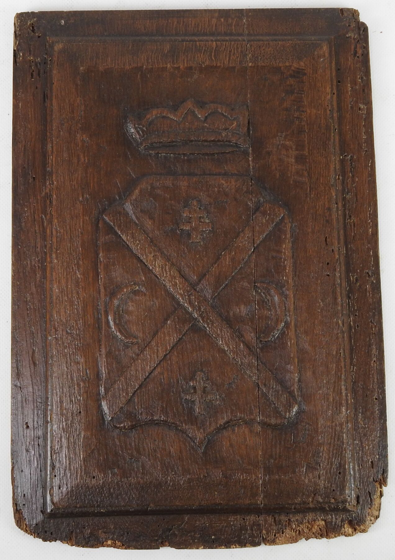 Null PANNEAU en chêne orné d'un blason. XVIIe - XVIIIème siècle. 41x28cm. Usures&hellip;