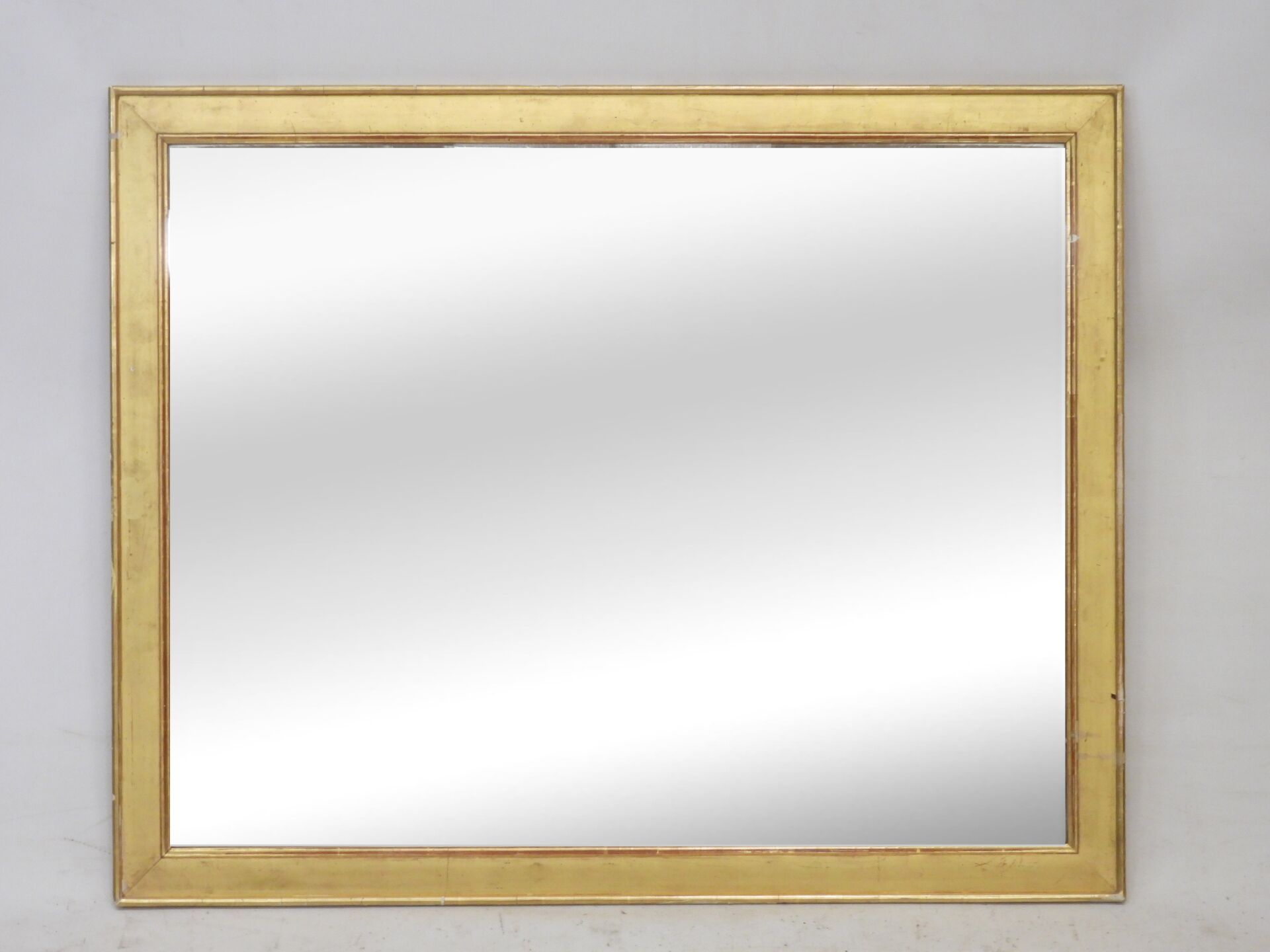 Null Rechteckiger Spiegel mit vergoldetem Holzrahmen. 76 x 93 cm.