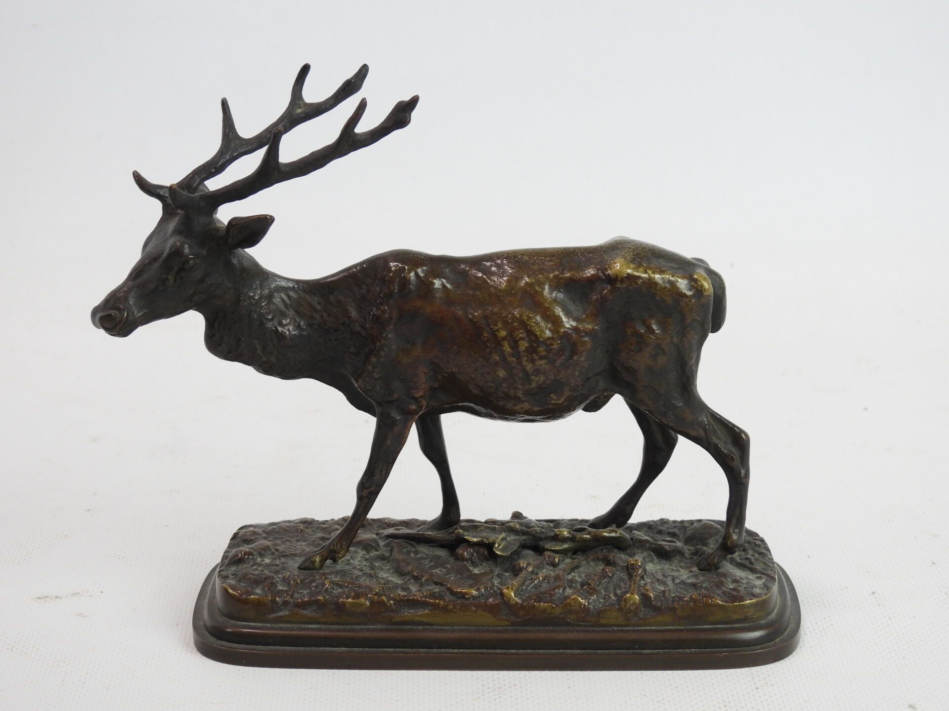 Null Pierre-Jules MENE (1810-1879): Cerf. Epreuve en bronze patiné. Signé sur la&hellip;