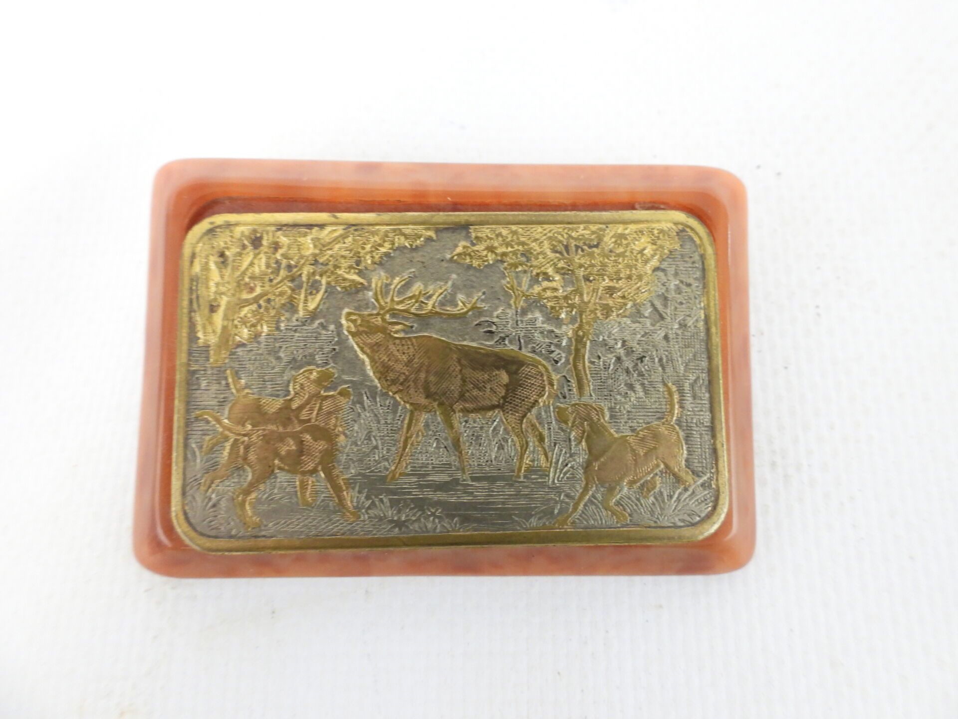 Null BROCHE ornée d'une plaque en métal à décor de cerf et chiens. XIXème siècle&hellip;