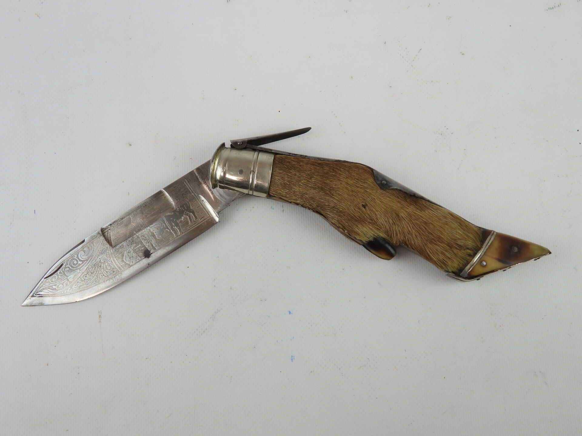 Null 称为Navaja的折叠刀，带鹿腿柄。美丽的刀刃上刻有卷轴和一个读音。ALBACETTE的作品。刀片长度：35厘米（展开的刀片）