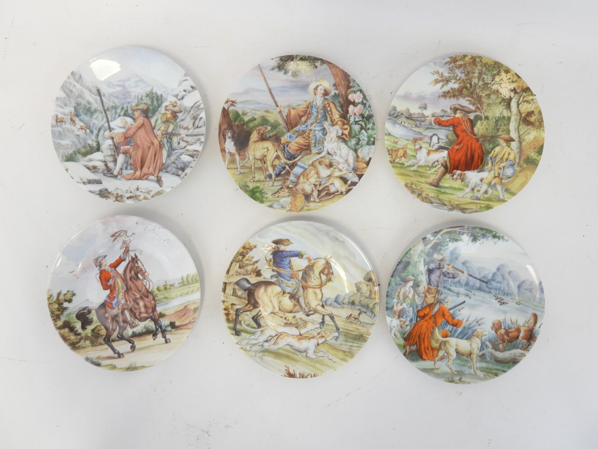 Null DESHOULIERES - LIMOGES : Suite of six small plates, series "La Chasse". Dia&hellip;