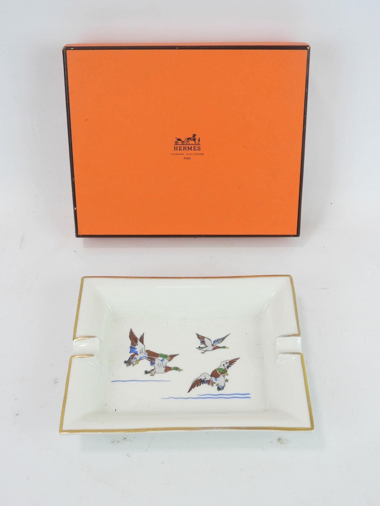 Null HERMES: Enameled porcelain ashtray with duck design. Signed. In its box.