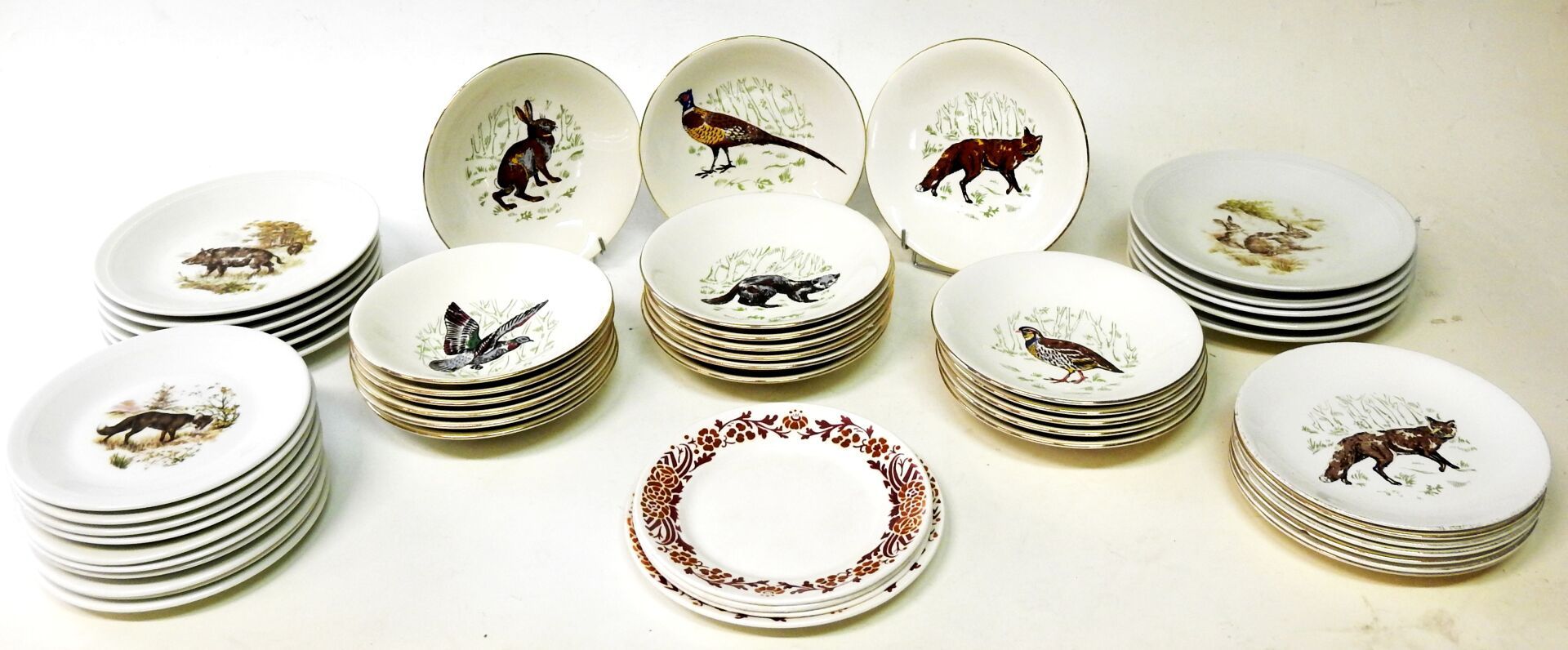 Null 吉恩和中央瓷器

Gien陶器和瓷器服务套装包括。

Gien "Marly "模型：二十个汤盘和七个带动物装饰的甜点盘。

中心瓷器：11个大盘子，&hellip;