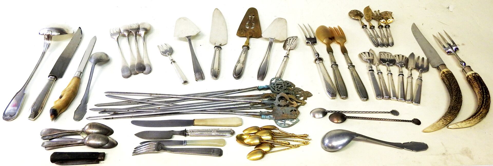Null 一批重要的银制和镀银餐具，包括餐具、派盘、餐具和其他。

如是
