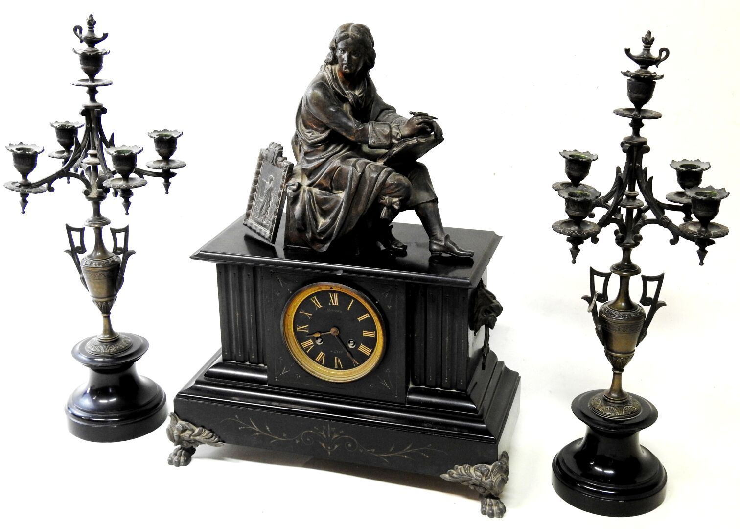 Null 壁炉架包括一个黑色大理石时钟，上面有一个诗人的雷古拉和两个带花瓶的烛台。

钟：51 x 37,5 x 16,5厘米。

烛台：高：51厘米。

按原&hellip;