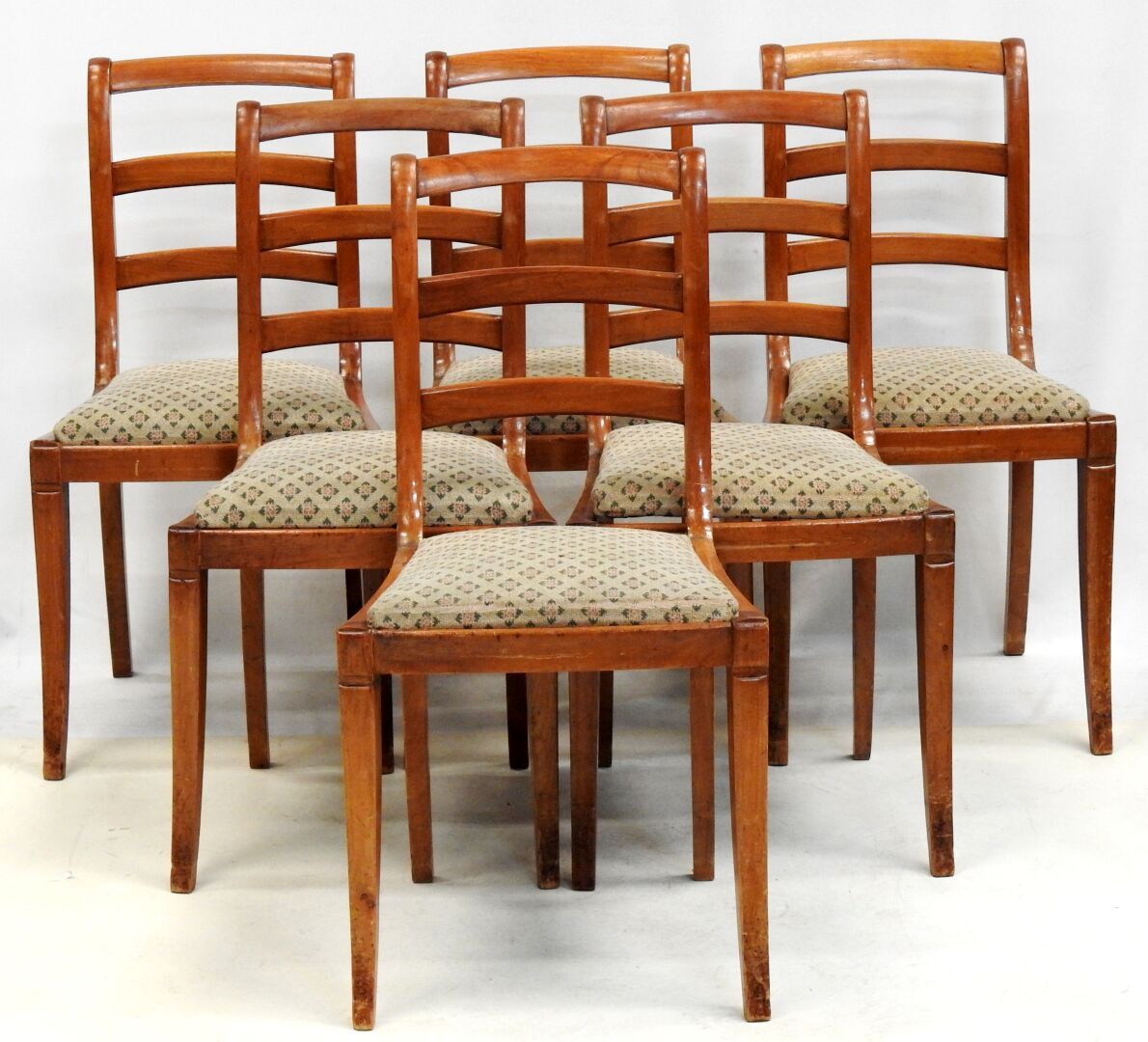 Null Conjunto de seis sillas de madera natural con respaldo calado

Desgaste.