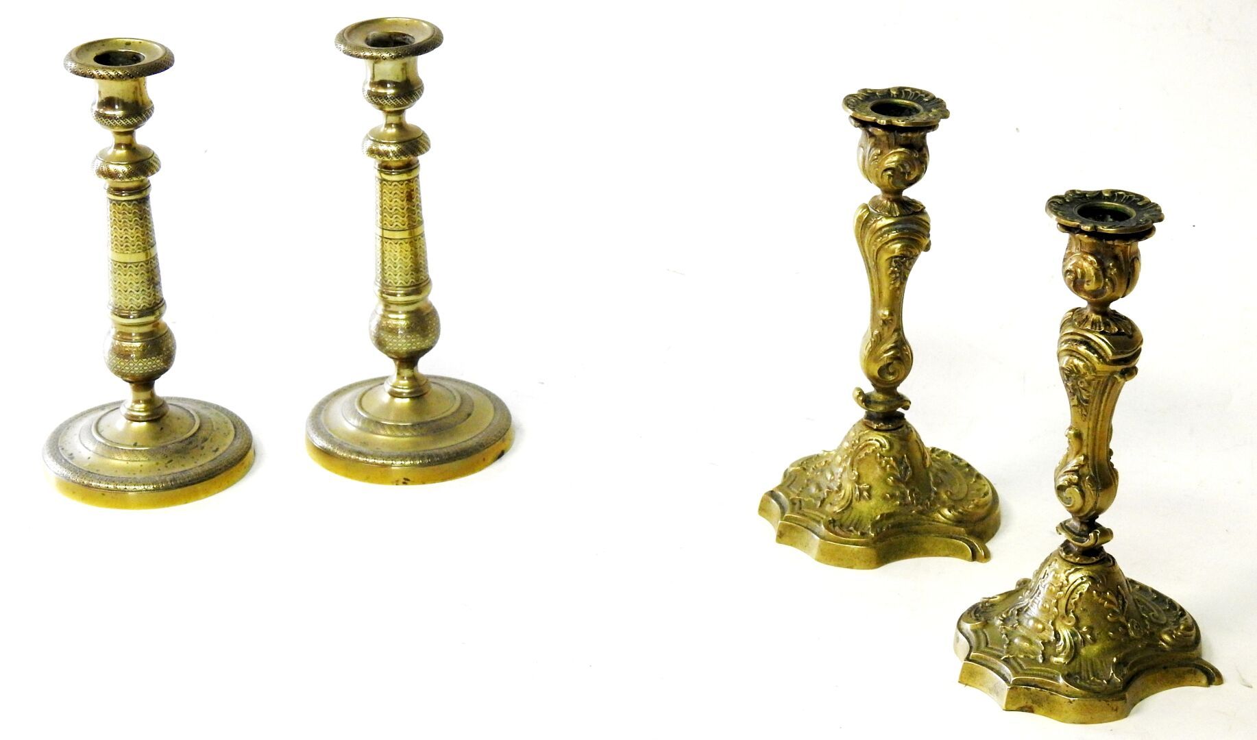 Null 一套两对青铜烛台，具有罗盖尔和帝国风格。

高22和21.5厘米。

穿着。