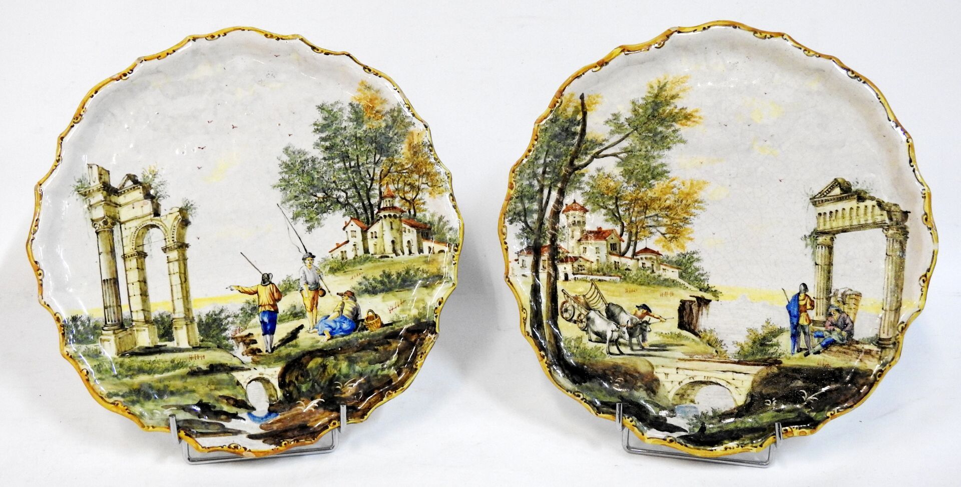Null 安吉洛-明盖蒂（1822-1885）--博洛尼亚之后

一对装饰性的陶器，边缘呈扇形，有意大利风格的废墟和人物的多色装饰。

签名并位于背面。

直径&hellip;