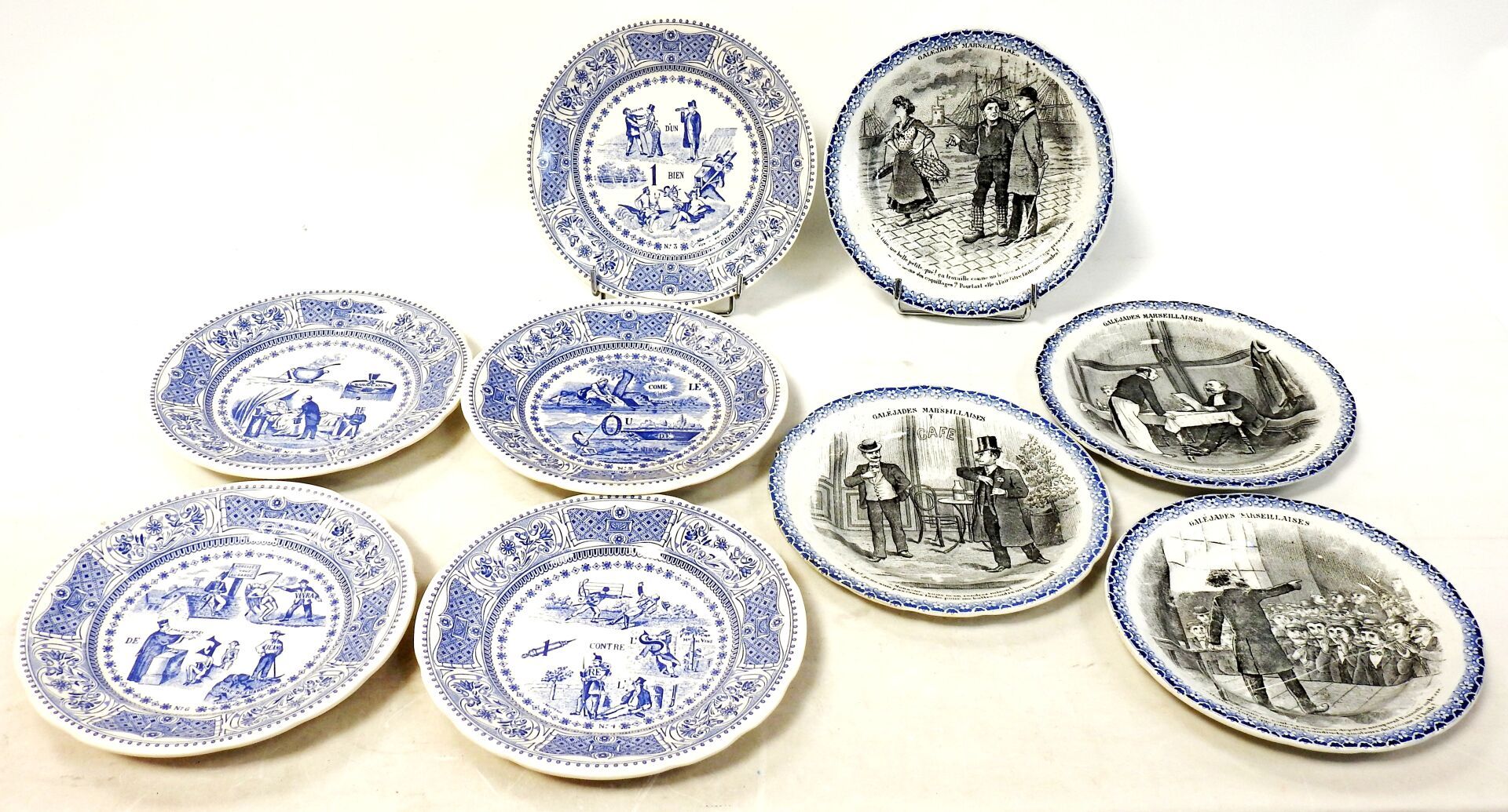 Null GIEN和HB & Cie, TERRE DE FER

一批陶器包括:

五个盘子上装饰着蓝色卡米耶的各种场景。现代标志吉恩。直径：19.5厘米。
&hellip;