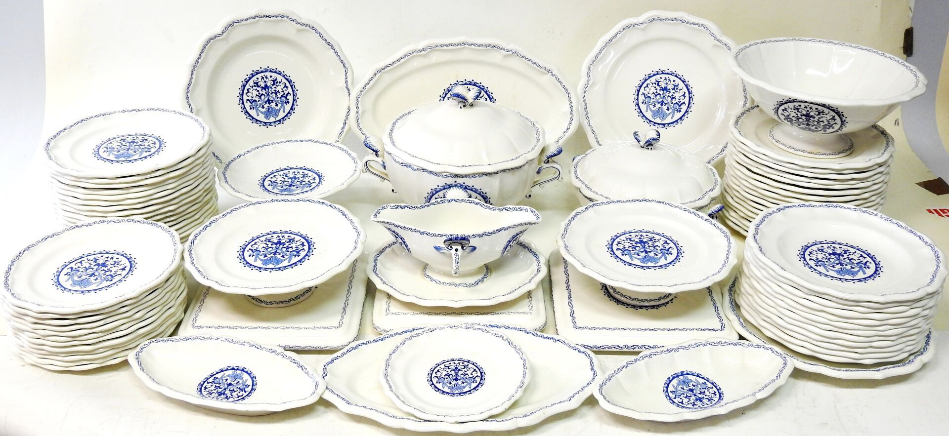 Null GIEN

白陶器服务，蓝色camaïeu羔羊皮装饰，"Rouen "模式，包括：一个汤锅，一个蔬菜盘，一个酱缸，一个水果碗，两个演示盘，三个四角形的&hellip;