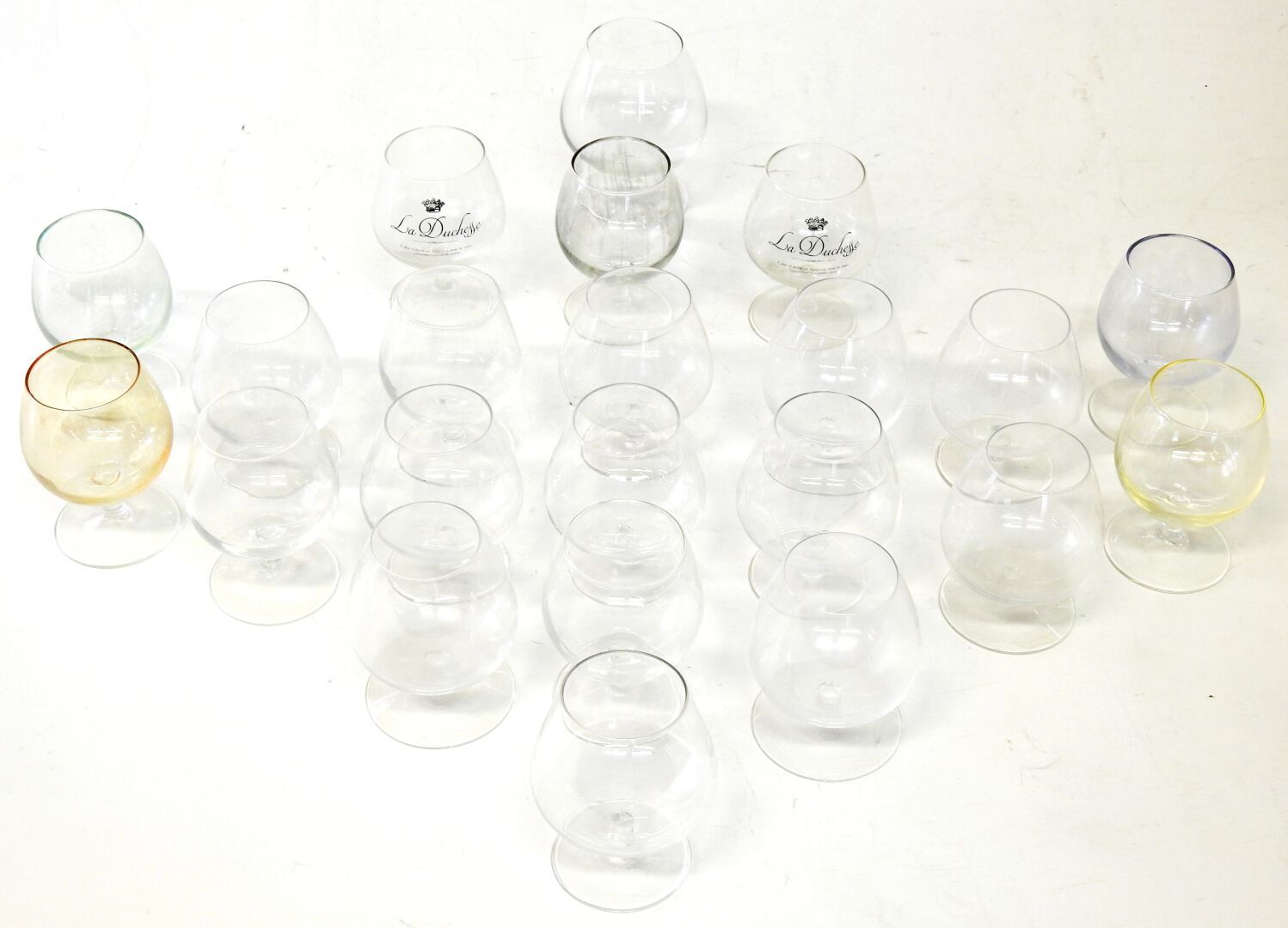 Null 二十二个玻璃和水晶白兰地杯套装

不同的尺寸

穿着。