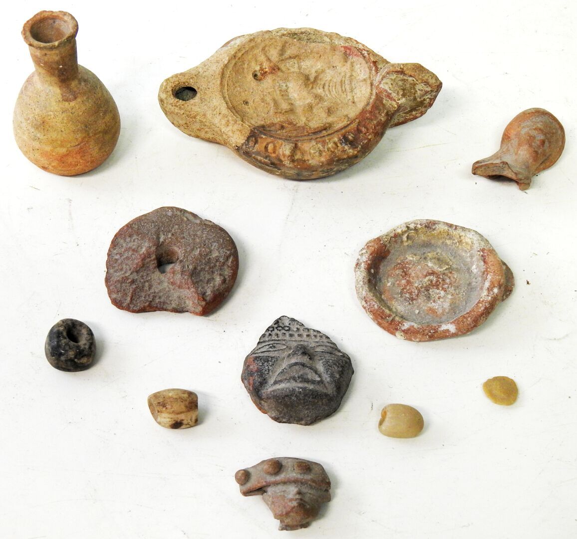Null ARCHEOLOGIE

Dix pièces en terre-cuite comprenant une tête de type tanagra,&hellip;