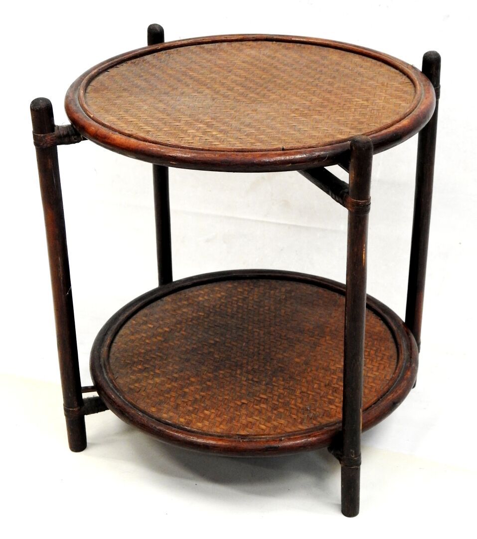 Null 藤制折叠茶几，有两个可拆卸的圆形桌面。

H.51厘米。

直径：44.5厘米。

磨损和撕裂。
