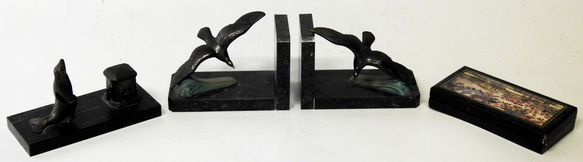 Null Coppia di fermalibri in bronzo patinato con uccelli, base in marmo nero.

1&hellip;