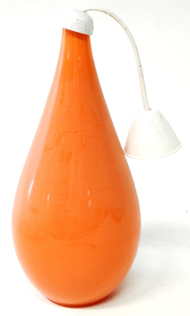 Null 70年代的作品

橙色玻璃吊灯，呈水滴状。电气化。

总高度：70.5厘米。

磨损和撕裂。
