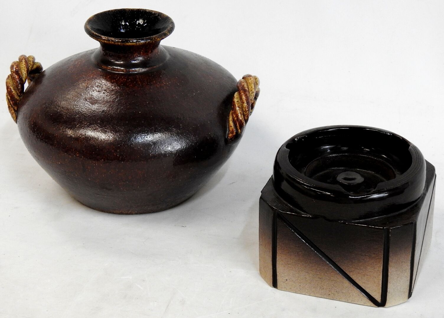 Null 在约讷省的ACCOLAY

棕色釉面的卵形陶器花瓶，有两个扭曲的把手。

高：15.5厘米。

一个陶制糖碗，带有棕色的卡麦尔盖，9.5 x 11.5&hellip;