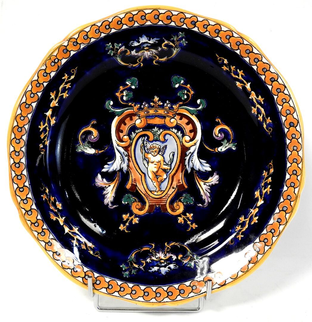 Null GIEN

文艺复兴时期风格的陶盘，蓝色背景。

现代标志。

直径：25厘米。

穿着。
