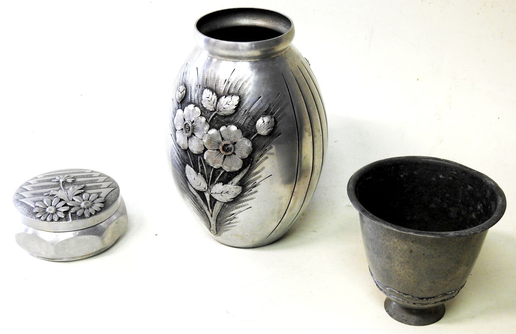 Null René DELAVAN（活跃于1926-1958年）及其他

一批锡器包括:

喇叭口的花瓶，下部装饰有细丝。签名为 "R.Delavan"，并在背&hellip;