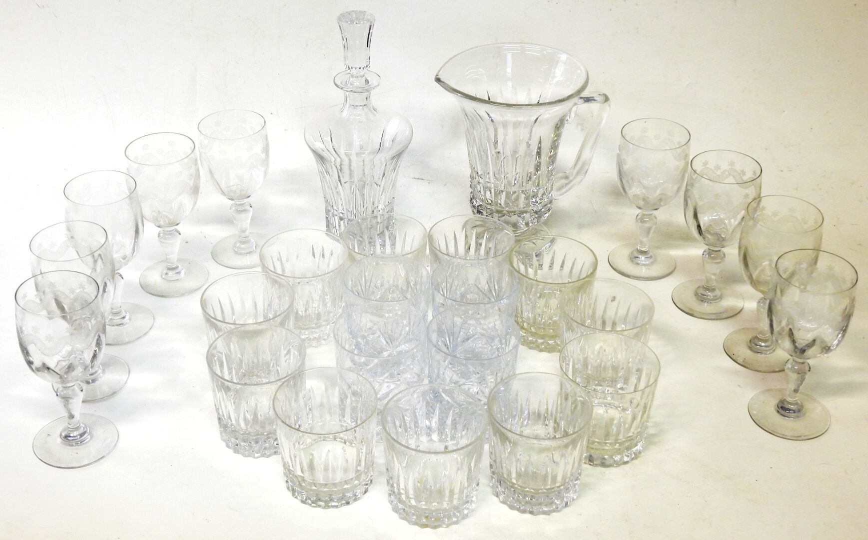 Null Lote de cristal que incluye : Un decantador, una jarra con tapón, nueve vas&hellip;