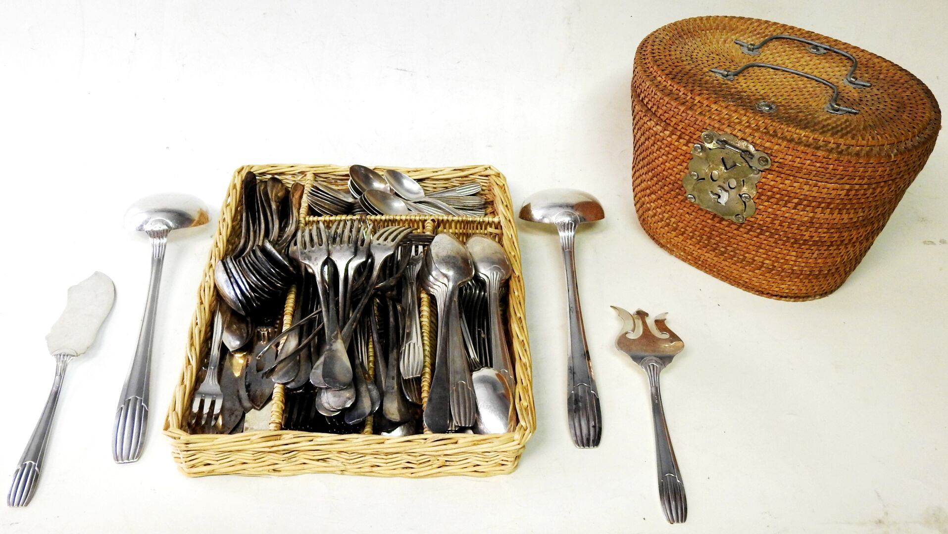 Null 一套镀银餐具包括：勺子，鱼餐具，叉子，汤勺，甜点勺等。

附有一个有盖的篮子。 20 x 28,5 x 23 厘米。

按原样。