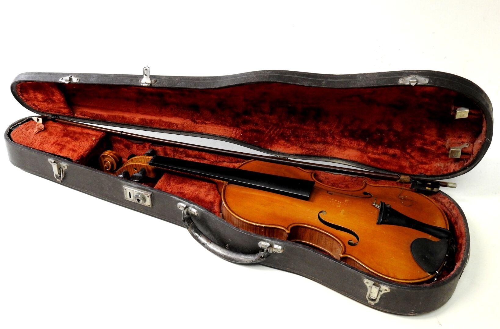 Null Geige aus dem Studium 

In ihrem Etui.

L. Gesamt: 60 cm.

Ein Bogen mit de&hellip;