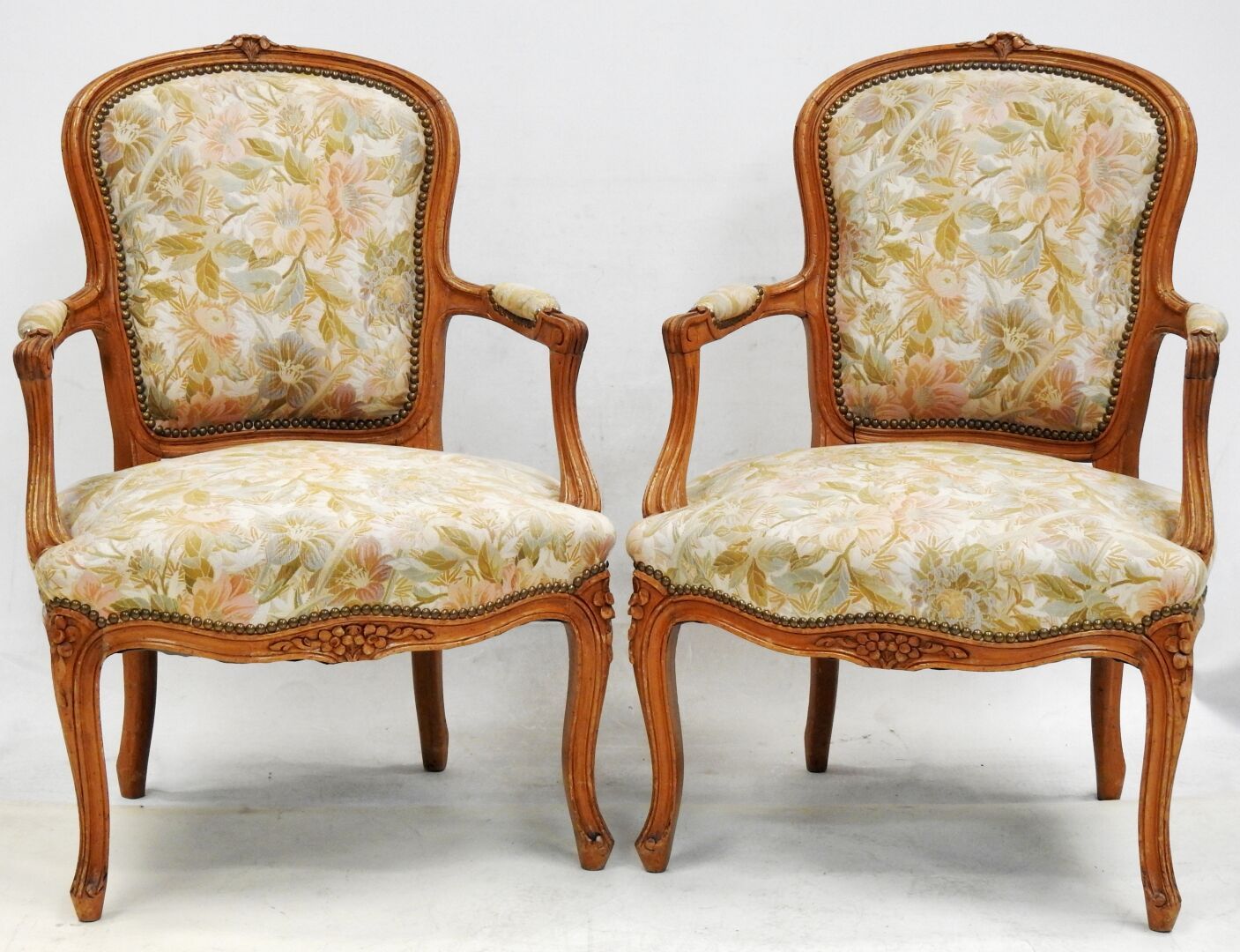 Null Pair of cabriolet armchairs in carved natural wood, Louis XV style.

87 x 6&hellip;